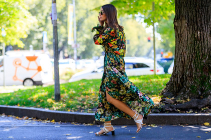 atmosphere details, fashion week, floral, flowers, frenchystyle, full length, FW, graphic dress, green dress, high heels, horizontal, jonathan paciullo, leather shoes, MFW, MILAN, printed dress, SPRING SUMMER 2018, SS 18, street style, sunglasses, white shoes