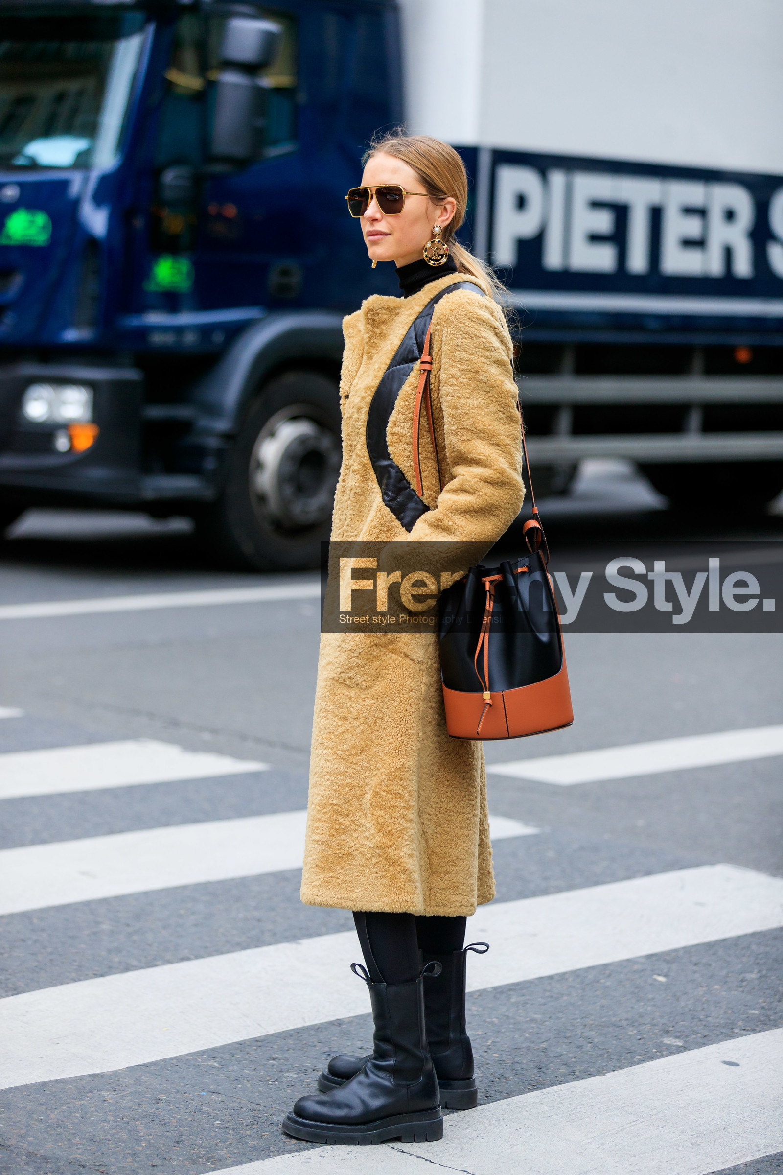 pernille teisbaek, beige coat, camel coat, fur coat, striped coat, black leather coat, black leather bag, black leather boots, camel leather bag, bucket bag, shoulder bag, loewe bag, aviator sunglasses, bottega veneta sunglasses, metalic frame sunglasses, golden earrings, stone earrings, round shape earrings, chanel earrings, multicolor earrings, pearl earrings, flat boots, chelsea boots, low boots, fashion week, frenchystyle, FW, jonathan paciullo, street style, PFW, PARIS, AUTUMN WINTER 2020-2021, FALL WINTER 2020-2021, FW 20-21, vertical, full length