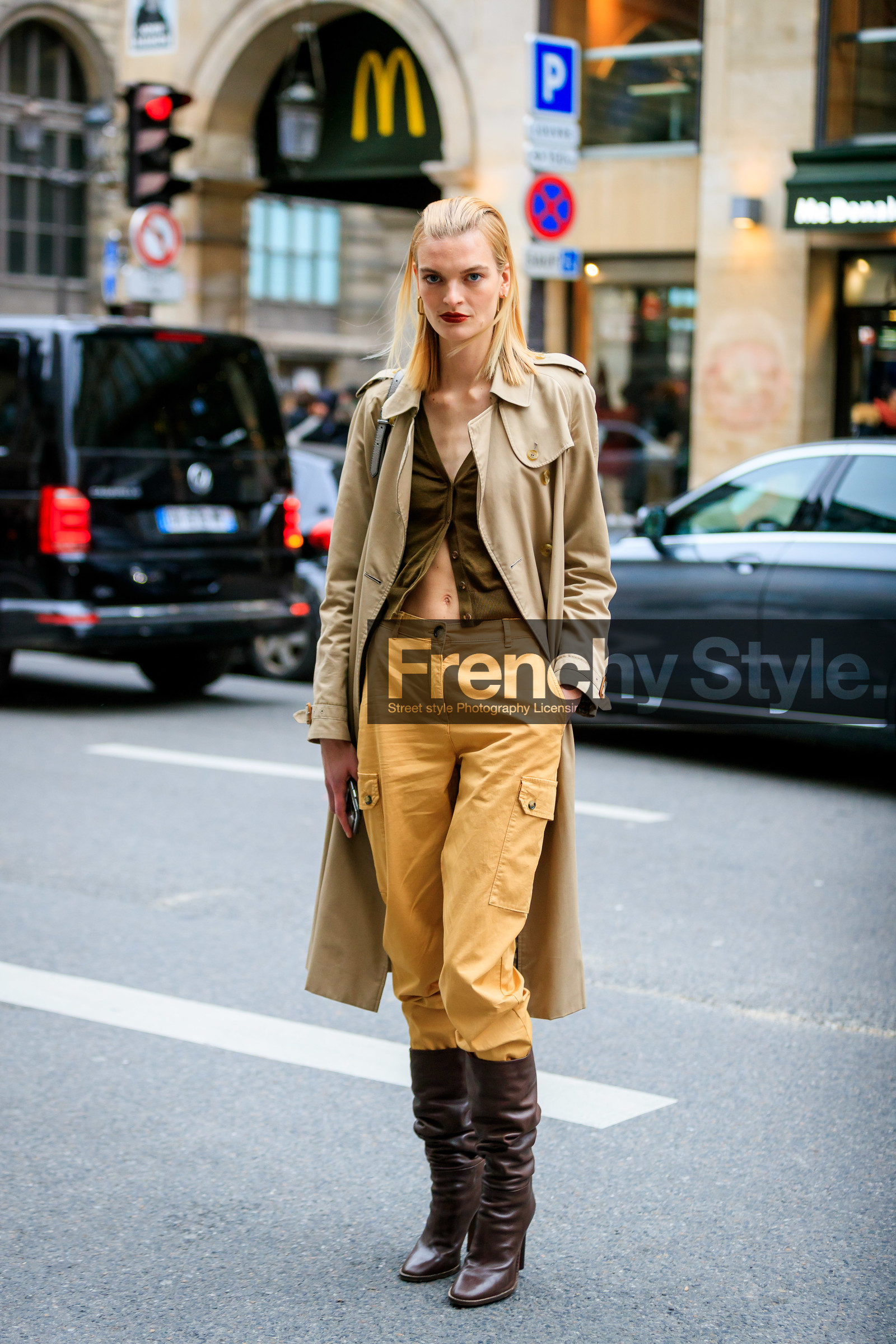 model, red lipstick, square shape earrings, dangling earrings, golden earrings, beige trench coat, kaki cardigan, yellow pants, multi pocket pants, brown leather boots, high boots, high heels boots, burberry trench coat, fashion week, frenchystyle, FW, jonathan paciullo, street style, PFW, PARIS, AUTUMN WINTER 2020-2021, FALL WINTER 2020-2021, FW 20-21, vertical, full length