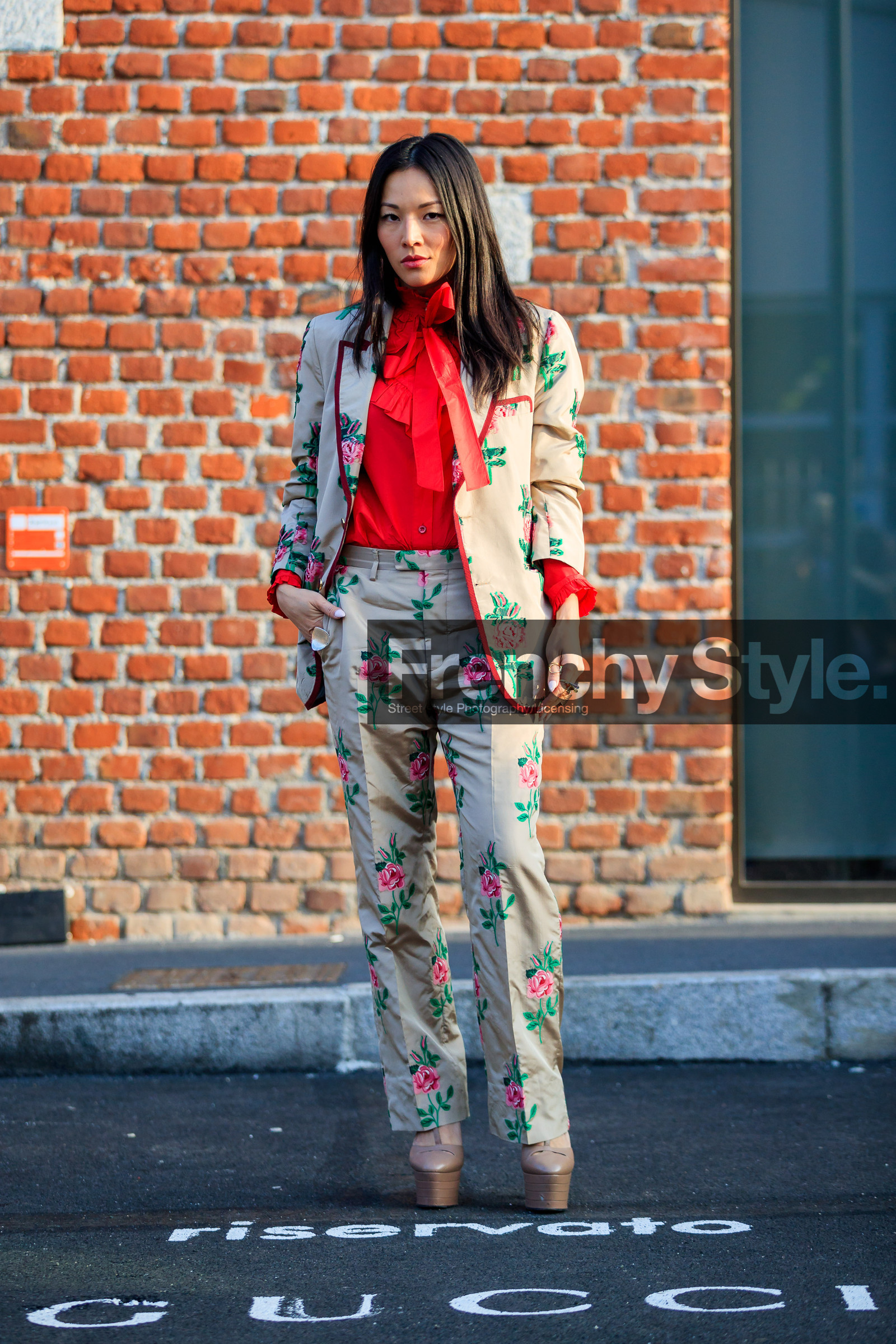 AUTUMN WINTER 2017-2018, AW 17-18, beige jacket, beige pants, blazer, FALL WINTER 2017-2018, fashion week, floral, flower, frenchystyle, full length, FW, FW 17-18, gucci, high heels, jonathan paciullo, leather shoes, MFW, MILAN, nude shoes, printed jacket, printed pants, printed shirt, printed suit, red shirt, rings, street style, sunglasses, tina leung, trousers, vertical