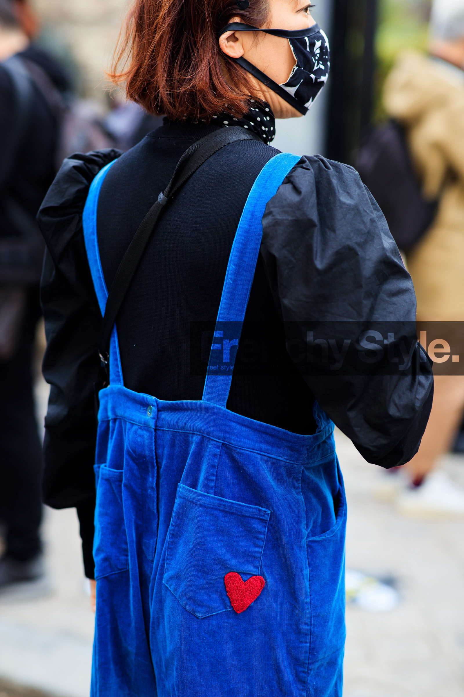 blue jumpsuit, black pullover, balloon sleeves, back details, covid face mask, fashion week, frenchystyle, FW, jonathan paciullo, street style, PFW, PARIS, SPRING SUMMER 2021, SS 21, vertical, atmosphere details, detail