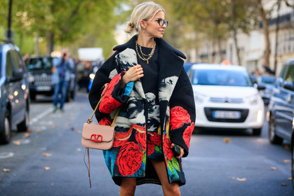 caro daur, valentino bag, valentino coat, valentino dress, black coat, black dress, black glasses, floral embroidered coat, floral embroidered dress, floral printed coat, floral printed dress, red coat, red dress, grey coat, grey dress, mini dress, golden necklace, big chain necklace, multi necklace, light pink leather bag, PARIS, PFW, SPRING SUMMER 2020, SS 20, fashion week, frenchystyle, FW, jonathan paciullo, street style, horizontal, atmosphere details, detail