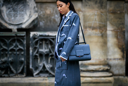 yuyu zhangzou, yuwei zhangzou, grey jacket, grey skirt, grey tie, white shirt, animal print jacket, animal printed skirt, long skirt, grey leather bag, shoulder bag, thom browne jacket, thom browne look, thom browne shirt, thom browne tie, thom browne skirt, fashion week, frenchystyle, FW, jonathan paciullo, street style, PFW, PARIS, horizontal, atmosphere details, detail