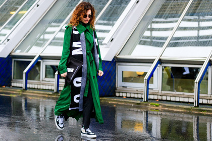 atmosphere details, AUTUMN WINTER 2017-2018, AW 17-18, black bag, black scarf, black shoes, black sneakers, FALL WINTER 2017-2018, fashion week, frenchystyle, full length, FW, FW 17-18, green coat, horizontal, jonathan paciullo, leather bag, leather shoes, long coat, PARIS, PFW, printed scarf, street style, sunglasses, trench coat, trousers, vêtements