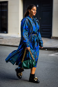 bag, black boots, blue dress, blue raincoat, boots, bottega veneta bag, chain bag, dress, floral print, flower print, Gili Biegun, gold chain, green bag, green dress, jw anderson boots, print, printed dress, printed raincoat, raincoat, street style, jonathan paciullo, FW, frenchystyle, fashion week, PFW, PARIS, SPRING SUMMER 2022, SS 22, vertical, full length