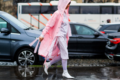 atmosphere details, AUTUMN WINTER 2017-2018, AW 17-18, balenciaga, detail, FALL WINTER 2017-2018, fashion week, frenchystyle, FW, FW 17-18, high heels, hood, horizontal, jonathan paciullo, leather shoes, PARIS, PFW, pink coat, pink dress, raincoat, shirt dress, street style, tone on tone, total look pink, white boots