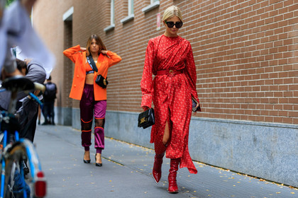 caro daur, fendi bag, fendi baguette bag, fendi belt, fendi dress, fendi look, fendi boots, red total look, red dress, red belt, red boots, polish boots, silk dress, monogrammed dress, printed dress, long sleeves dress, mid long dress, split dress, black leather bag, animal skin bag, chain strap bag, drape dress, belted dress, street style, jonathan paciullo, FW, frenchystyle, fashion week, MFW, MILAN, SPRING SUMMER 2020, SS 20