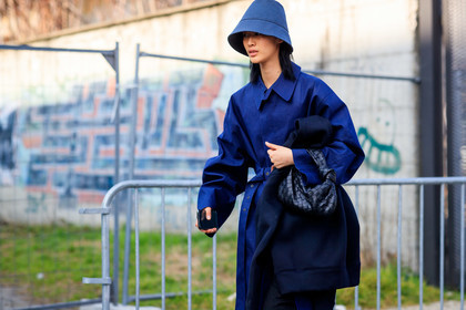 model, navy blue hat, navy blue trench coat, belted trench coat, black leather bag, round shape bag, hand bag, bottega veneta bag, fashion week, frenchystyle, FW, jonathan paciullo, street style, MFW, MILAN, AUTUMN WINTER 2020-2021, FALL WINTER 2020-2021, FW 20-21, horizontal, atmosphere details, detail