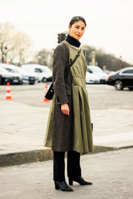 profile, braided pony tail, corssbody bag, black handbag, kaki trench, plaid trench, dual toned trench, trench dress, black boots, leather boots, pearl necklace, black trousers, caroline issa, fashion week, frenchystyle, FW, jonathan paciullo, street style, AUTUMN WINTER 2022-2023, FALL WINTER 2022_2023, FW 22-23, PFW, PARIS, vertical, full length