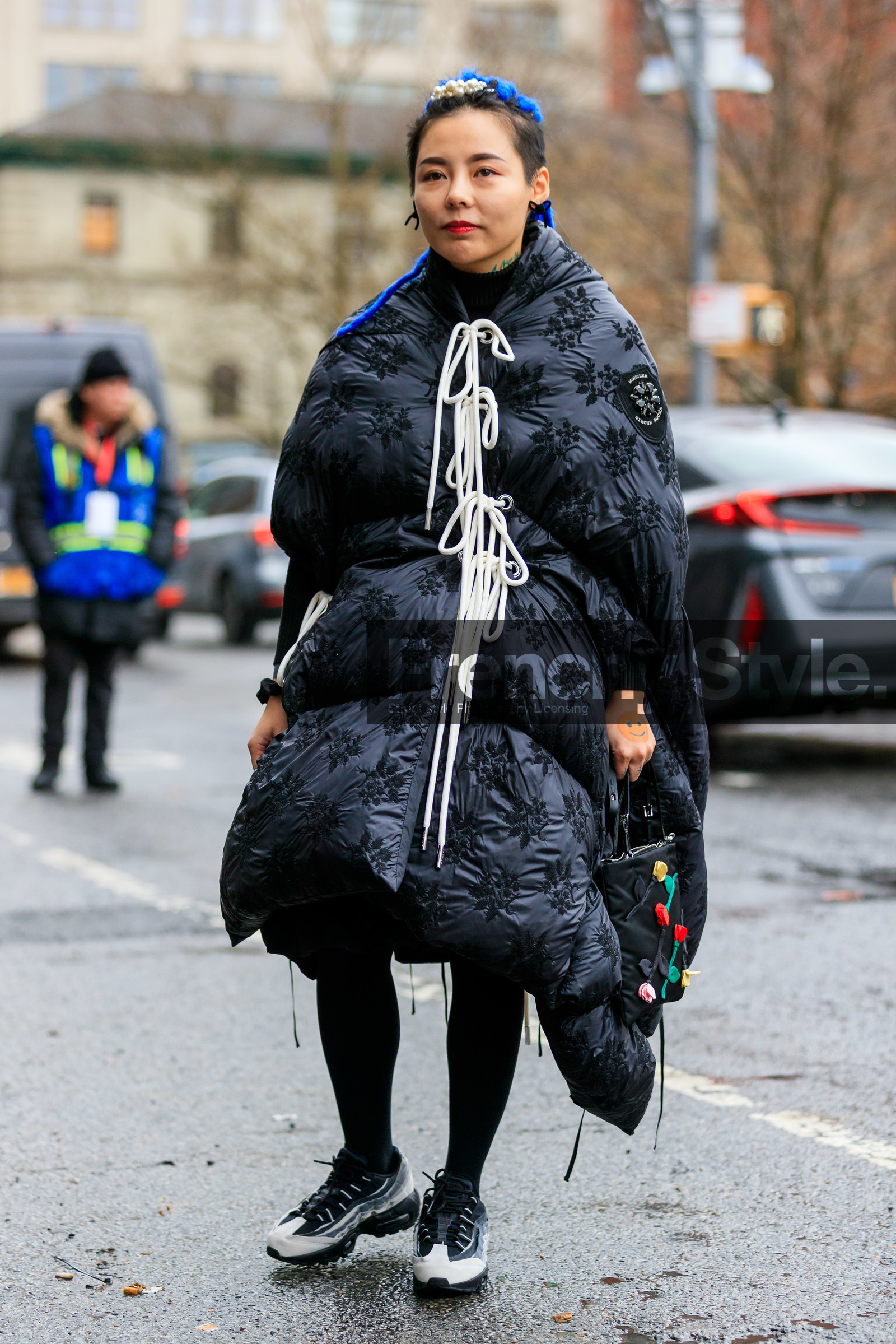 moncler coat, black coat, down jacket, laced coat, brocart coat, nike shoes, black sneackers, grey sneakers, light grey sneakers, black tights, black bag, floral embroidered bag, hand bag, blue hair, pearl hair clip, hair details, asymetrical coat, oversize coat, fashion week, frenchystyle, FW, jonathan paciullo, street style, AUTUMN WINTER 2020-2021, FALL WINTER 2020-2021, FW 20-21, vertical, full length, NYFW, NEW YORK