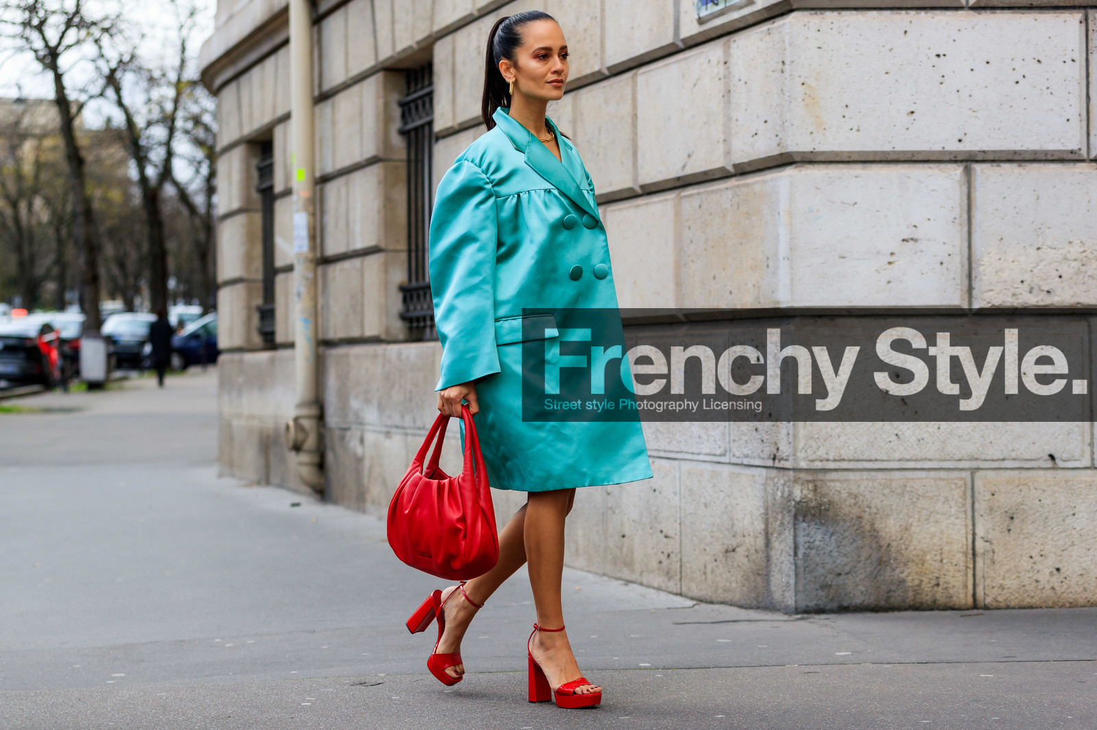 anna rosa vitiello, green coat, satin coat, jacket dress, red leather bag, red polish sandals, high heels sandals, open toe shoes, platform sandals, drape bag, miu miu bag, miu miu shoes, miu miu coat, oversize coat, golden necklace, golden earrings, square shape earrings, big chain necklace, dangling earrings, fashion week, frenchystyle, FW, jonathan paciullo, street style, PFW, PARIS, horizontal, atmosphere details, detail