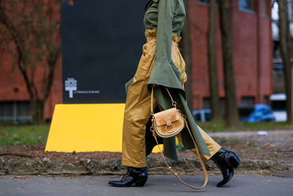beige bag, beige pants, black shoes, chloé, green shirt, leather bag, leather shoes, oversize, trousers, xenia adonts, MILAN, MFW, fashion week, frenchystyle, FW, jonathan paciullo, street style, AUTUMN WINTER 2019-2020, AW 19-20, FALL WINTER 2019-2020, FW 19-20, atmosphere details, detail, horizontal