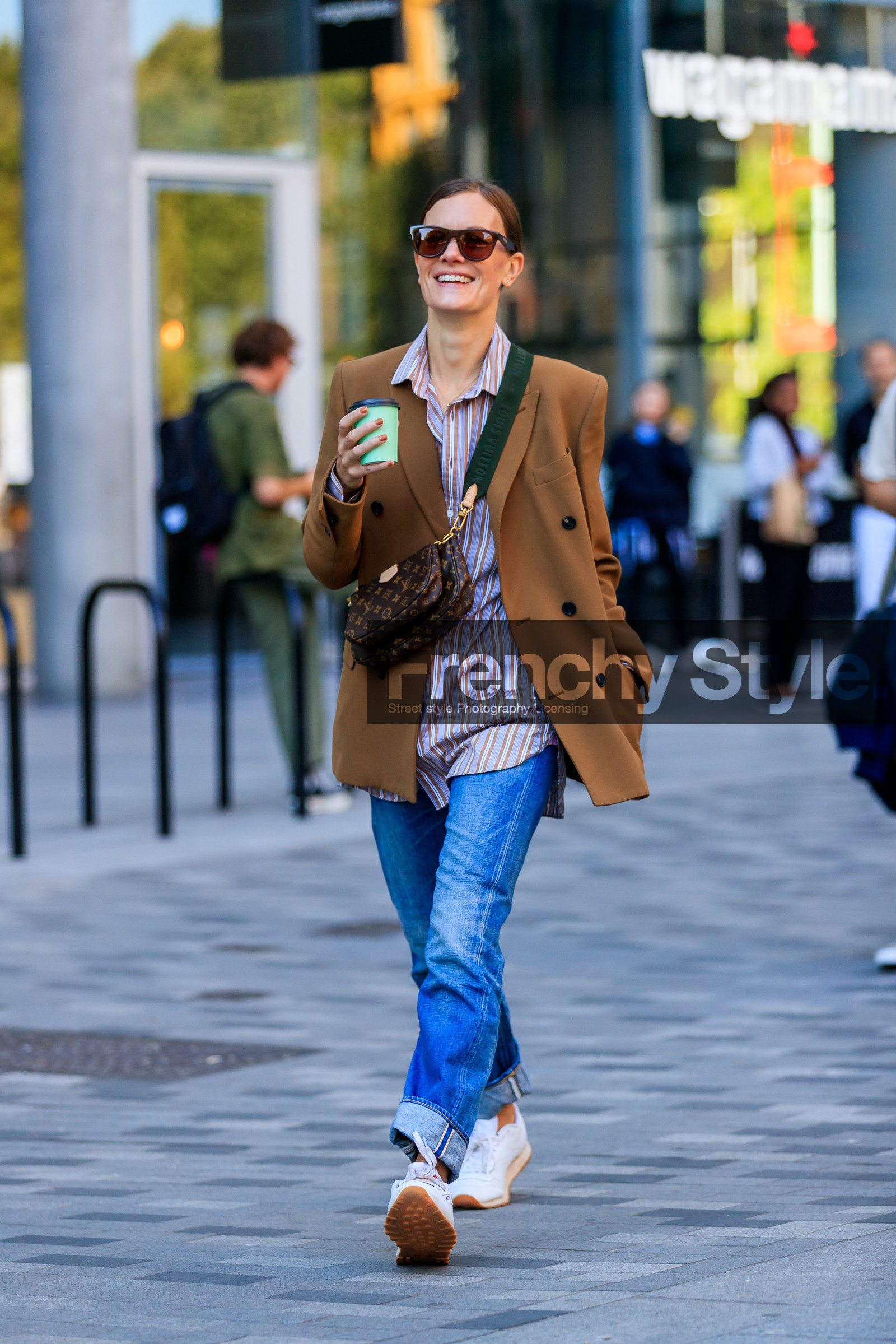jo ellison, louis vuitton bag, crossbody bag, brown leather bag, logo shoulder strap, striped shirt, beige jacket, denim, jeans, reebok sneakers, animal skin shoes, black headband, brown scale sunglasses, cartier watch, chain necklace, chain strap bag, golden bracelet, golden earrings, golden necklace, golden rings, hand bag, hair details, hoop earrings, low cowboy boots, mini bag, multi bracelet, multi necklace, multi rings, fashion week, frenchystyle, FW, jonathan paciullo, street style, vertical, full length
