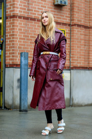 pernille teisbaek, burgundy leather jacket, burgundy leather trenchcoat, burgundy leather perfecto, belted jacket, belted trench coat, white leather belt, white leather sandals, white leather slippers, kitten heels sandals, kitten heels slippers, golden buckle belt, coach coat, fashion week, frenchystyle, FW, jonathan paciullo, street style, NYFW, NEW YORK, AUTUMN WINTER 2020-2021, FALL WINTER 2020-2021, FW 20-21, vertical, full length