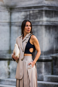 Alice Barbier, asymetrical blazer, bag, beige blazer, beige skirt, black top, blazer, cut out top, ecru bag, leather bag, margiela bag, pleated skirt, quilted bag, skirt, street style, jonathan paciullo, FW, frenchystyle, fashion week, PFW, PARIS, SPRING SUMMER 2022, SS 22, vertical, atmosphere details