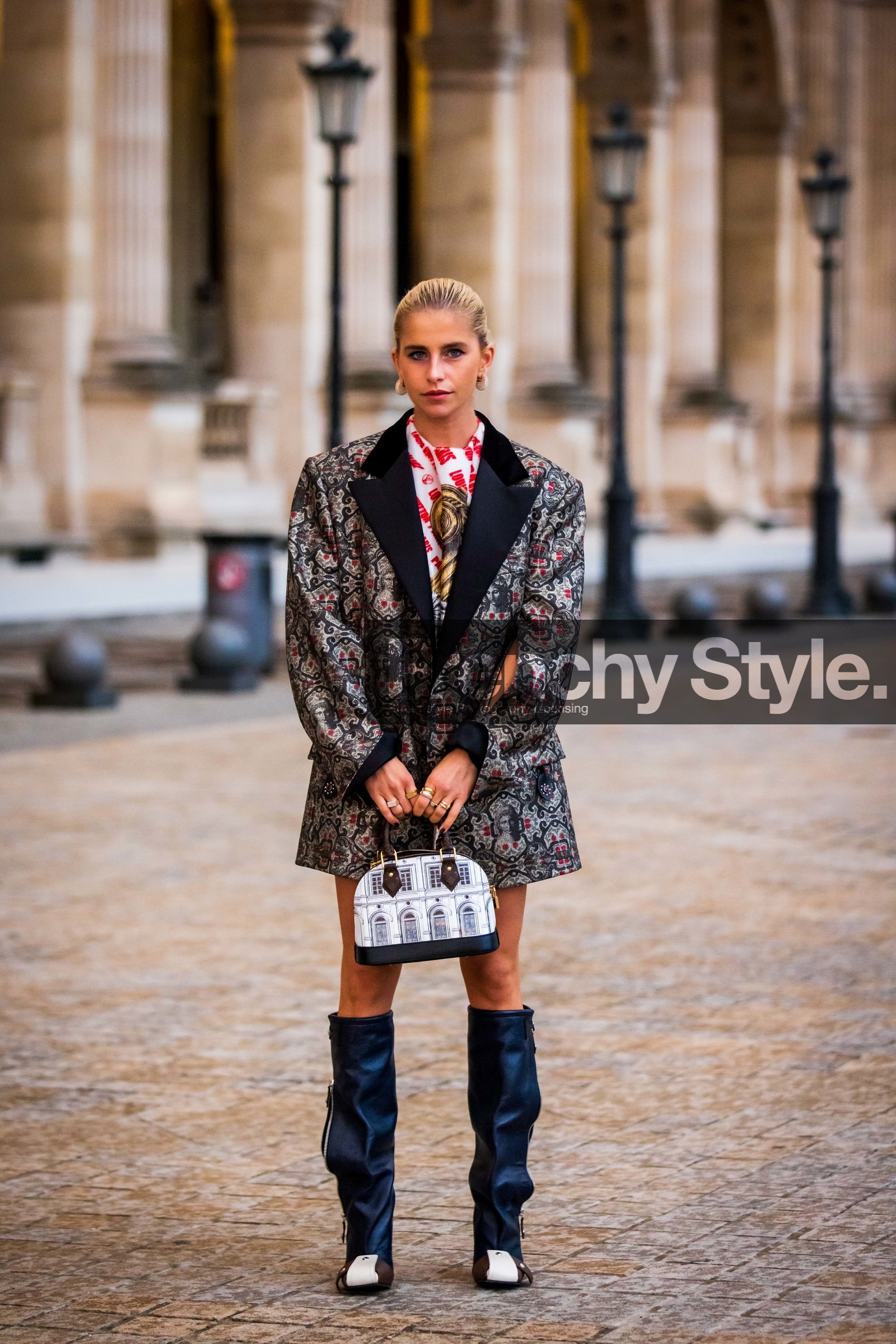 bag, bicolor shoes, black boots, blazer, boots, Caroline Daur, grey blazer, high boots, leather boots, louis vuitton bag, louis vuitton boots, louis vuitton look, oversize blazer, printed bag, printed blazer, white bag, fashion week, frenchystyle, FW, jonathan paciullo, street style, PFW, PARIS, SPRING SUMMER 2022, SS 22, vertical, full length