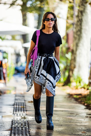 asymetric skirt, bag, belt, black and white, black belt, black boots, black sunglasses, black t-shirt, boots, high boots, Nina Urgell Cloquell, pink bag, plateform boots, printed skirt, skirt, sunglasses, t-shirt, street style, jonathan paciullo, FW, frenchystyle, fashion week, PFW, PARIS, SPRING SUMMER 2022, SS 22, vertical, full length