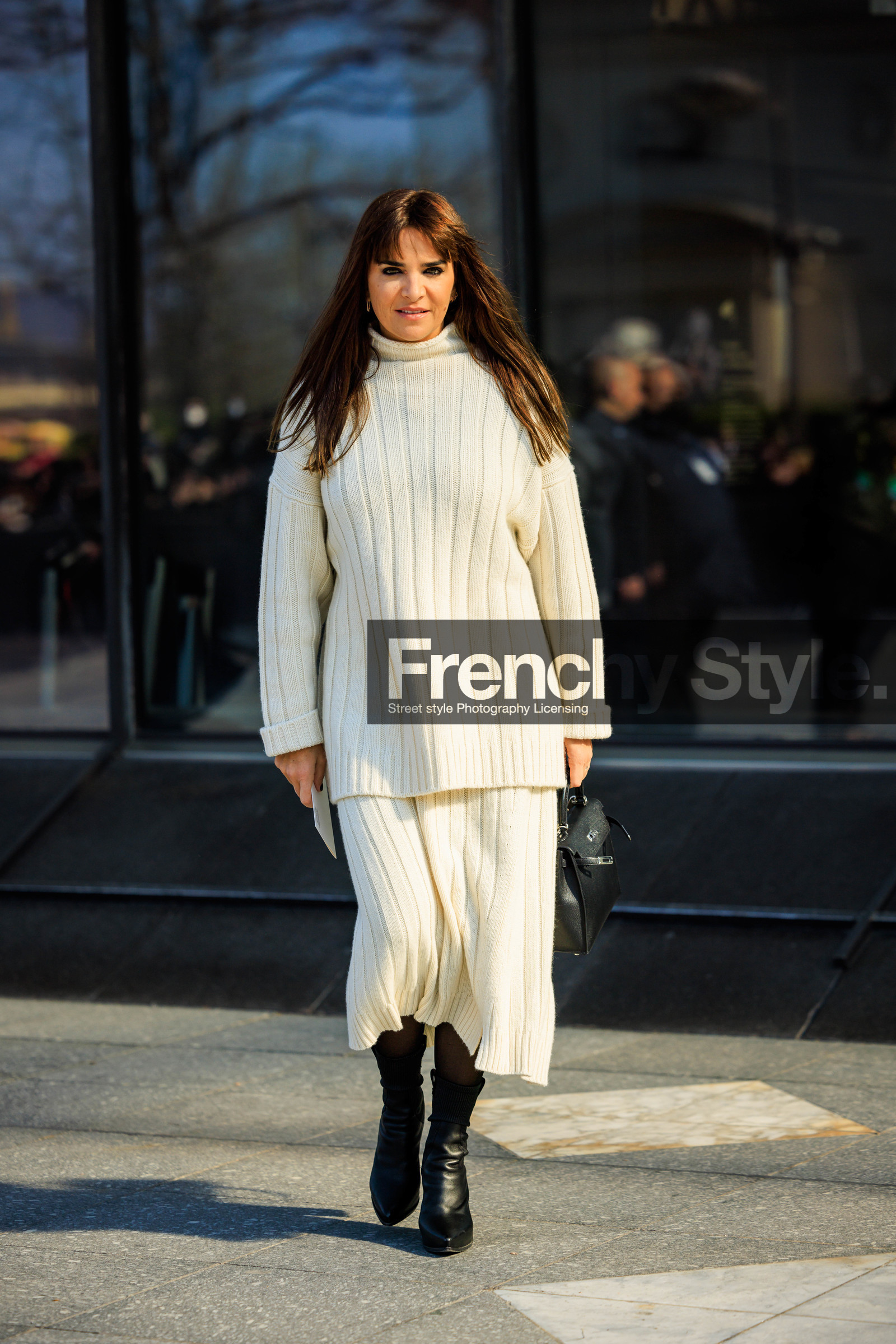 knitwear, knitted look, white jumper, white turtleneck, white skirt, long skirt, black boots, black handbag, leather bag, hermes bag, laure heriard dubreuil, street style, jonathan paciullo, FW, frenchystyle, fashion week, AUTUMN WINTER 2022-2023, FALL WINTER 2022_2023, FW 22-23, PFW, PARIS, full length, vertical