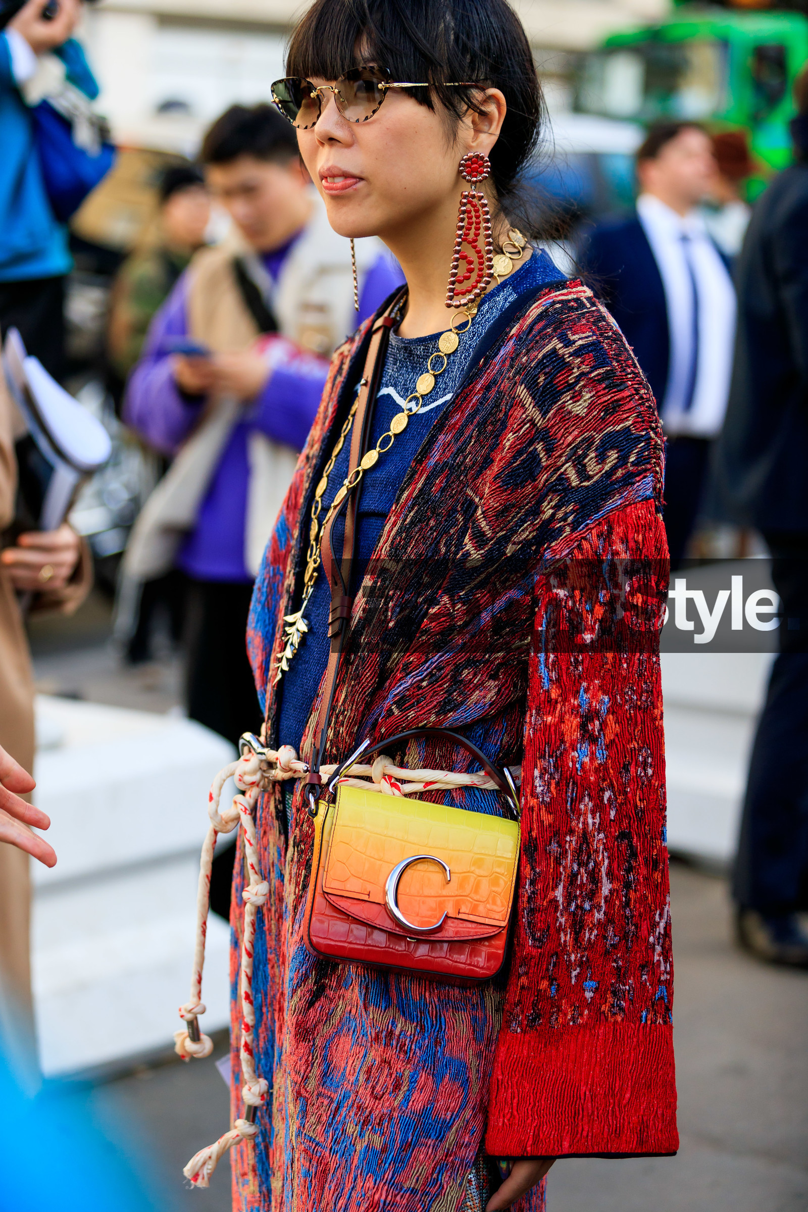 bun, chloé, earrings, graphic bag, graphic jacket, leather bag, necklace, orange bag, printed bag, printed jacket, red bag, red jacket, sunglasses, susie lau, white belt, yellow bag, PARIS, PFW, street style, jonathan paciullo, FW, frenchystyle, fashion week, AUTUMN WINTER 2019-2020, AW 19-20, FALL WINTER 2019-2020, FW 19-20, vertical, atmosphere details, detail