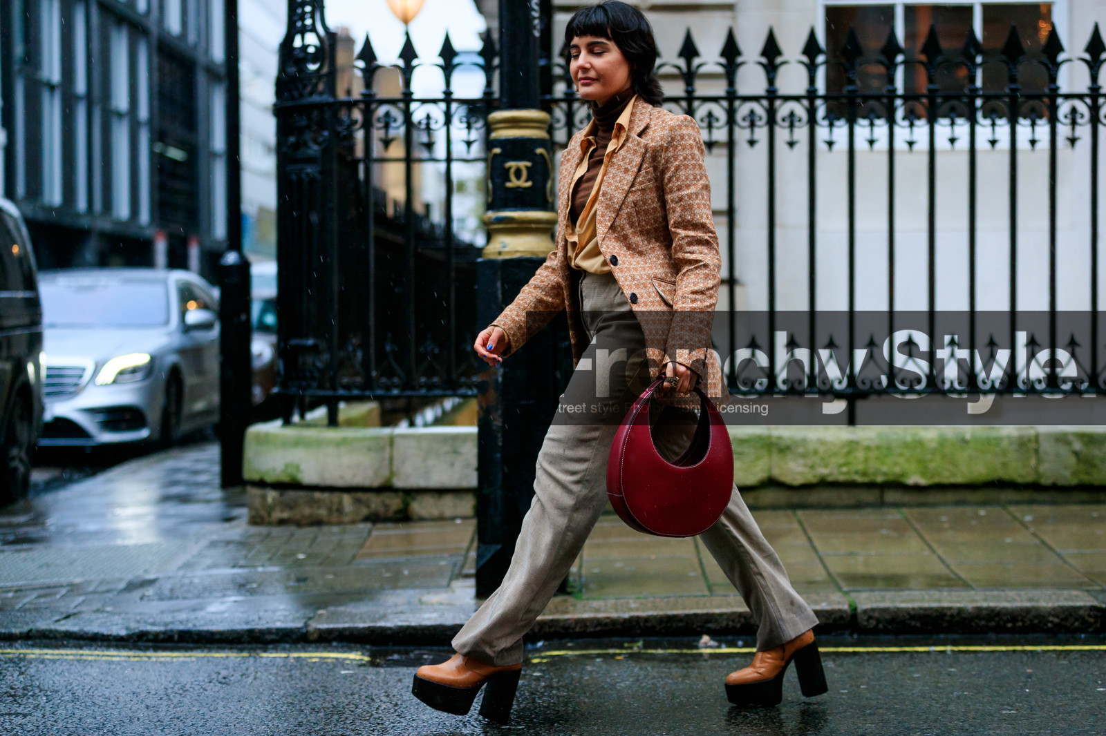 maria bernad, burgundy leather bag, round shape bag, coperni bag, camel leather boots, platform shoes, geometrical printed jacket, beige shirt, brown jacket, beige pants, fashion week, frenchystyle, FW, jonathan paciullo, street style, LFW, LONDON, AUTUMN WINTER 2020-2021, FALL WINTER 2020-2021, FW 20-21, horizontal, atmosphere details, full length
