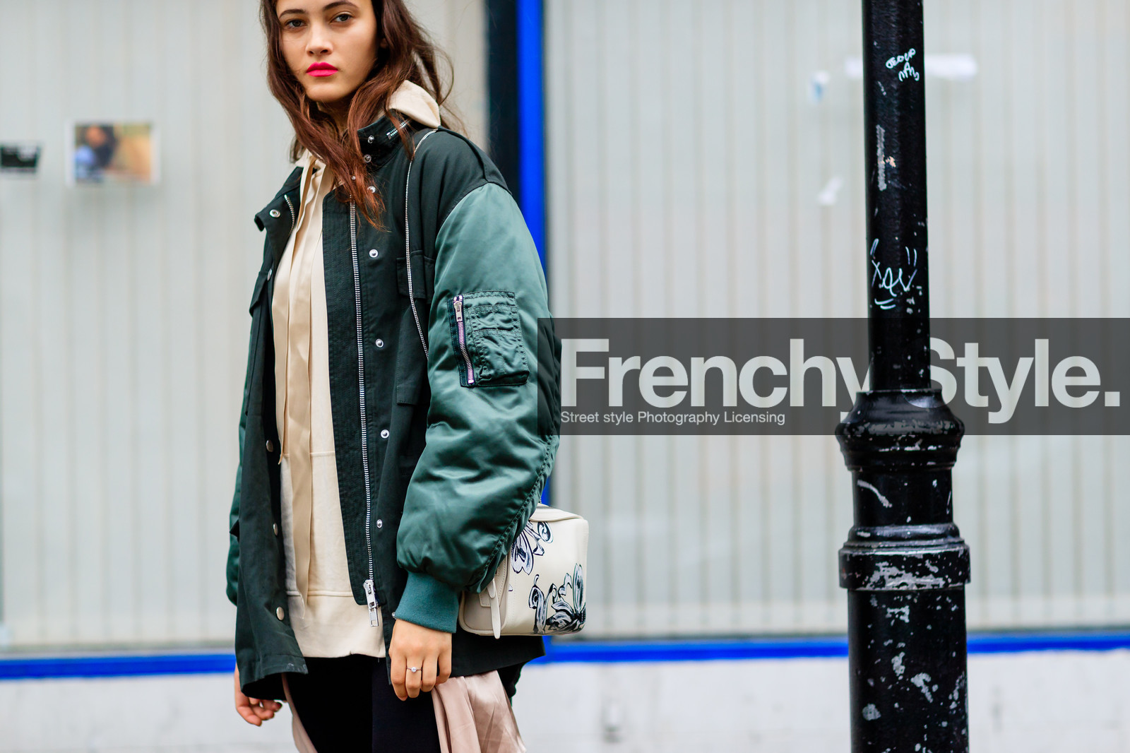 atmosphere details, beige bag, beige sweater, black leggings, bomber jacket, detail, fashion week, frenchystyle, FW, green jacket, greta varlese, hoodie, horizontal, jonathan paciullo, leather bag, LFW, LONDON, model, printed bag, red lips, SPRING SUMMER 2017, SS 17, street style, woman