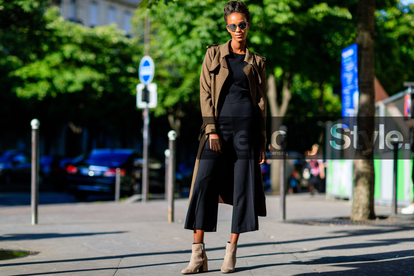 atmosphere details, AUTUMN WINTER 2016-2017, AW 16-17, beige boots, black pants, black top, brown coat, FALL WINTER 2016-2017, fashion week, frenchystyle, full length, FW, FW 16-17, HAUTE COUTURE, horizontal, jonathan paciullo, Leila Nda, MENSWEAR, model, PARIS, PFW, pulled back hair, street style, suede shoes, sunglasses, trench coat, trousers