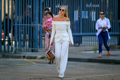 white total look, white jacket, half shoulder jacket, white pants, tailored pants, rayban sunglasses, beige leather bag, fashion week, frenchystyle, FW, jonathan paciullo, street style, atmosphere details, horizontal, full length