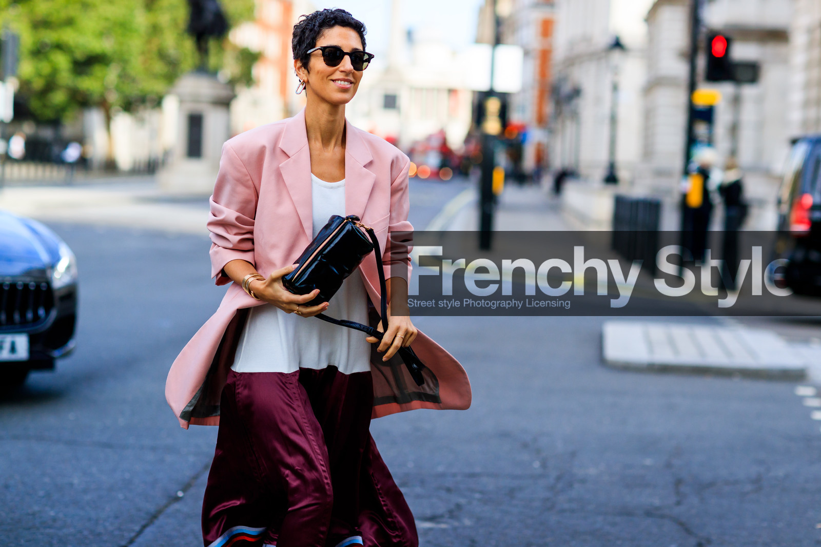 black bag, blazer, bordeaux, burgundy, graphic dress, leather bag, pink jacket, printed dress, short hair, sunglasses, yasmin sewell, fashion week, frenchystyle, FW, jonathan paciullo, street style, LFW, LONDON, SPRING SUMMER 2019, SS 19, atmosphere details, horizontal, detail