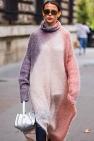 bag, black sunglasses, dress, leather bag, pastel, pink dress, purple dress, Sarah Lou Falk, silver bag, sunglasses, wool dress, street style, jonathan paciullo, FW, frenchystyle, fashion week, PFW, PARIS, SPRING SUMMER 2022, SS 22, vertical, atmosphere details