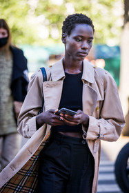 beige trenchcoat, black pants, black top, burberry trenchcoat, trenchcoat, street style, jonathan paciullo, FW, frenchystyle, fashion week, PFW, PARIS, SPRING SUMMER 2022, SS 22, vertical, atmosphere details, model