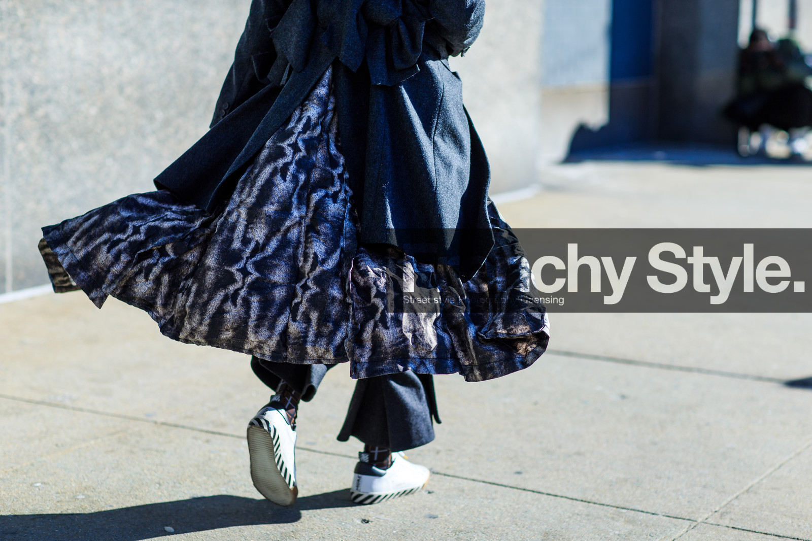 atmosphere details, AUTUMN WINTER 2016-2017, AW 16-17, black coat, detail, fashion week, frenchystyle, FW, FW 16-17, horizontal, jonathan paciullo, layers, leather sneakers, NEW YORK, NYFW, oversize, printed dress, street style, white sneakers, woman