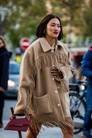 acne studios bag, bag, beige jacket, burgundy bag, fringes jacket, jacket, leather bag, red bag, Tiffany Hsu, street style, jonathan paciullo, FW, frenchystyle, fashion week, PFW, PARIS, SPRING SUMMER 2022, SS 22, vertical, atmosphere details