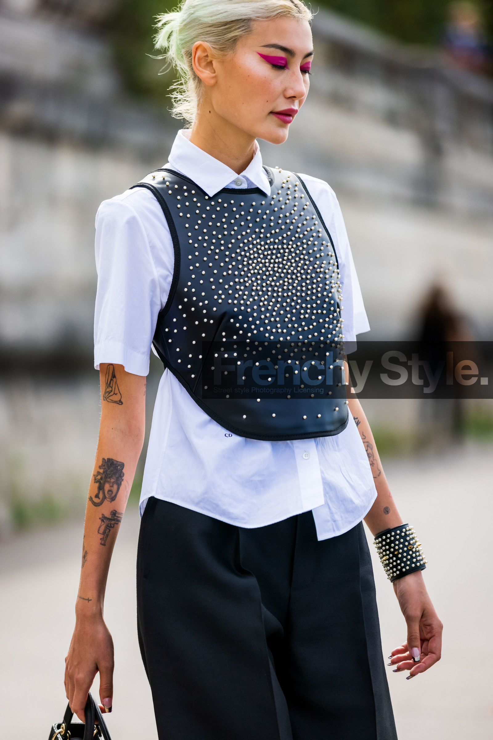 babies, bag, black babies, blazer, bra, checked print, checked skirt, color, crop top, dior bag, dior look, dior sandals, green bag, green blazer, green bra, green scarf, green skirt, mini skirt, pleated skirt, print, printed crop top, printed skirt, scarf, skirt, Tamara Kalinic, vinyl sandals, white bag, white crop top, white skirt, street style, jonathan paciullo, FW, frenchystyle, fashion week, PFW, PARIS, SPRING SUMMER 2022, SS 22, vertical, atmosphere details