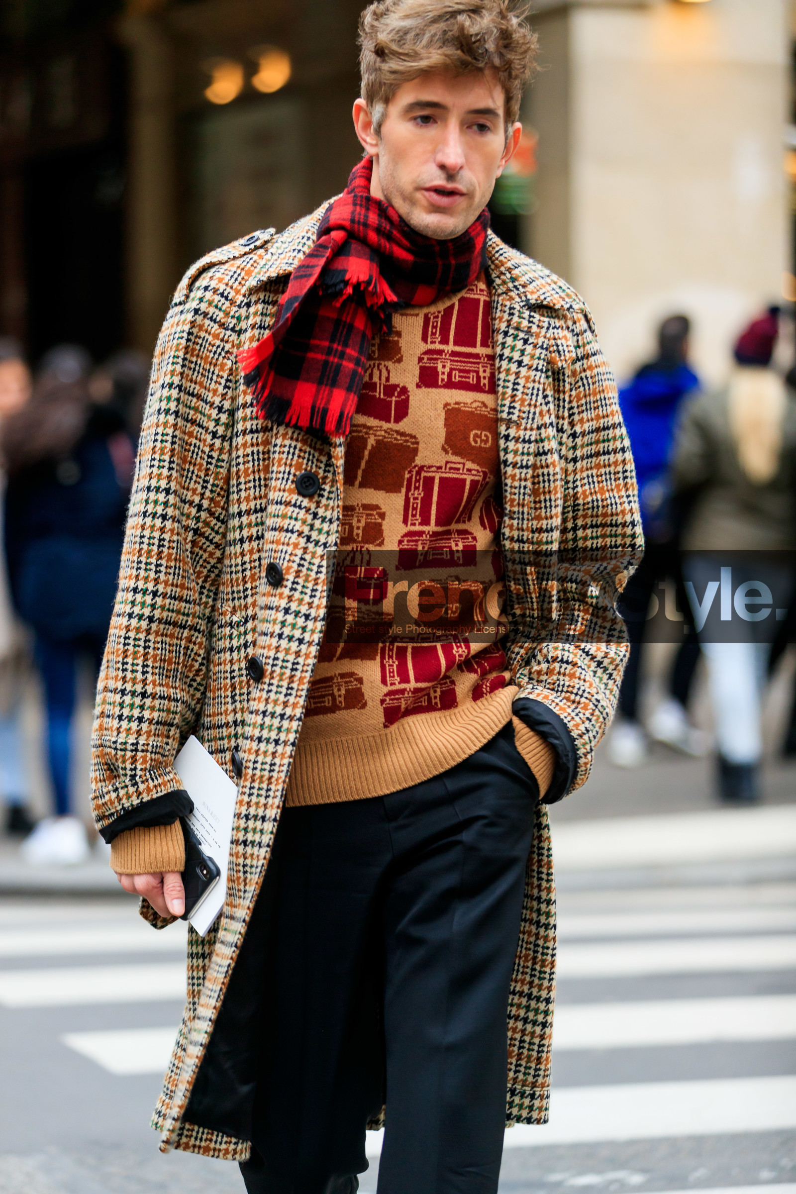 red scarf, black scarf, bicolor scarf, plaid scarf, checked scarf, woolen scarf, checked coat, beige coat, camel coat, camel pullover, jacquard pullover, gucci pullover, black pants, fashion week, frenchystyle, FW, jonathan paciullo, street style, PFW, PARIS, AUTUMN WINTER 2020-2021, FALL WINTER 2020-2021, FW 20-21, vertical, atmosphere details, detail