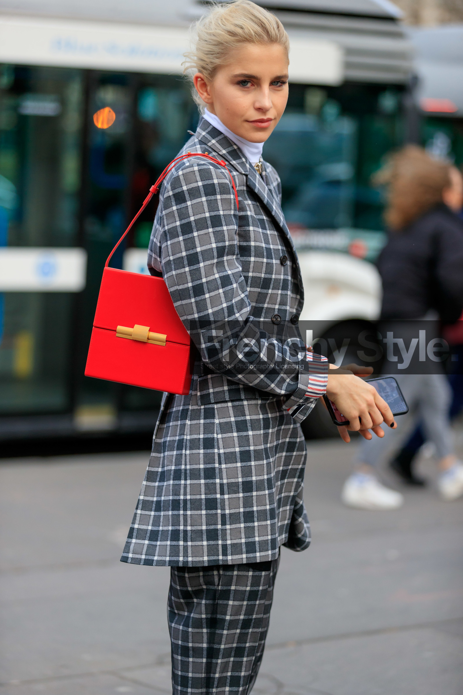 caro daur, red leather bag, shoulder bag, box bag, square shape bag, grey jacket, grey pants, grey suits, checked jacket, checked pants, checked suits, dark grey jacket, dark grey pants, dark grey suits, turtleneck top, white top, golden necklace, big chain necklace, fashion week, frenchystyle, FW, jonathan paciullo, street style, PFW, PARIS, AUTUMN WINTER 2020-2021, FALL WINTER 2020-2021, FW 20-21, vertical, atmosphere details, detail