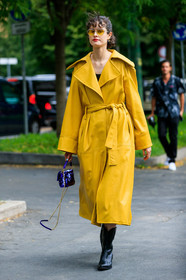 chloe hill, yellow leather trench coat, yellow trench coat, leather trench coat, oversize trench coat, cowboy boots, black leather boots, sequins bag, navy blue bag, yellow sunglasses, fashion week, frenchystyle, FW, jonathan paciullo, street style, MFW, MILAN, SPRING SUMMER 2020, SS 20