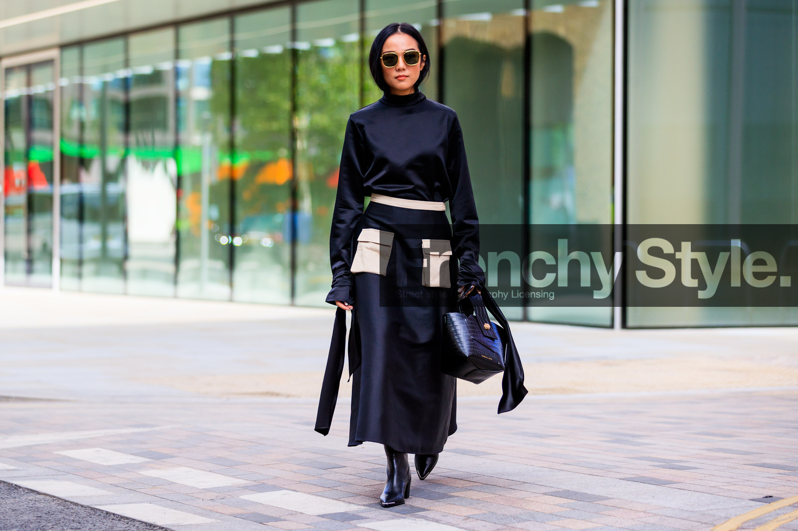 black bag, black shirt, black shoes, black skirt, high heels, leather bag, leather shoes, sunglasses, tone on tone, total look black, yoyo cao, fashion week, frenchystyle, FW, jonathan paciullo, street style, LFW, LONDON, SPRING SUMMER 2019, SS 19, atmosphere details, horizontal, full length