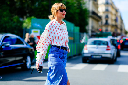 atmosphere details, black bag, black belt, blue denim, denim skirt, detail, fashion week, frenchystyle, FW, graphic shirt, horizontal, jonathan paciullo, leather bag, leather belt, levis, lisa aiken, PARIS, PFW, SPRING SUMMER 2017, SS 17, street style, striped shirt, sunglasses, white shirt
