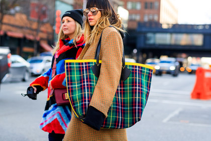 black sweater, brown coat, checked, checked bag, graphic bag, graphic jacket, green bag, hoodie, houndstooth pattern, leather bag, plaid, printed bag, printed jacket, tartan, street style, jonathan paciullo, FW, frenchystyle, fashion week, NYFW, NEW YORK, AUTUMN WINTER 2018-2019, AW 18-19, FALL WINTER 2018-2019, FW 18-19, atmosphere details, horizontal, detail