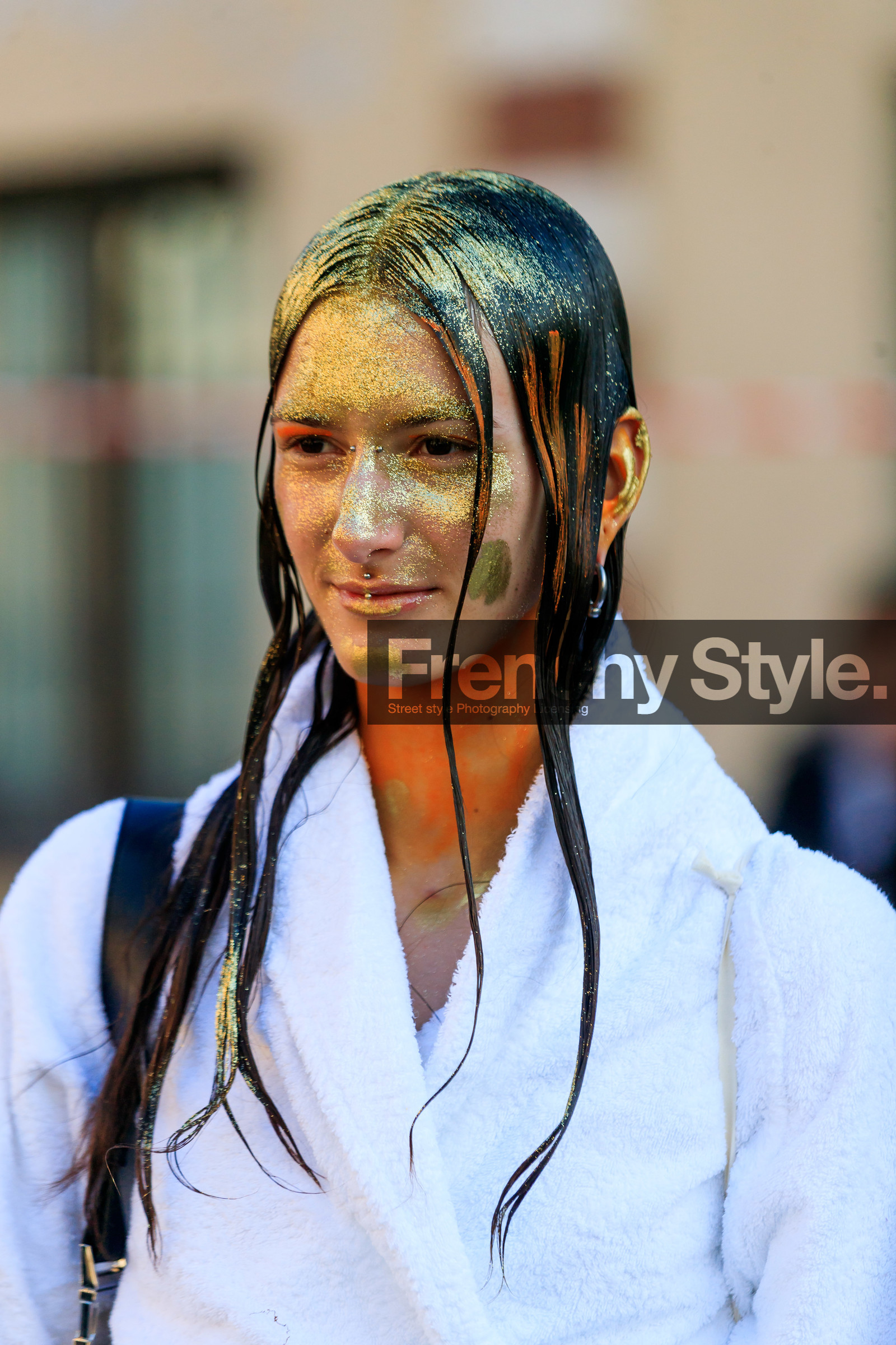model, glitter face, glitter hair, make up, make up details, hair details, close up detail, strassed make up, fashion week, frenchystyle, FW, jonathan paciullo, street style, MFW, MILAN, AUTUMN WINTER 2020-2021, FALL WINTER 2020-2021, FW 20-21, vertical, atmosphere details, detail, portrait