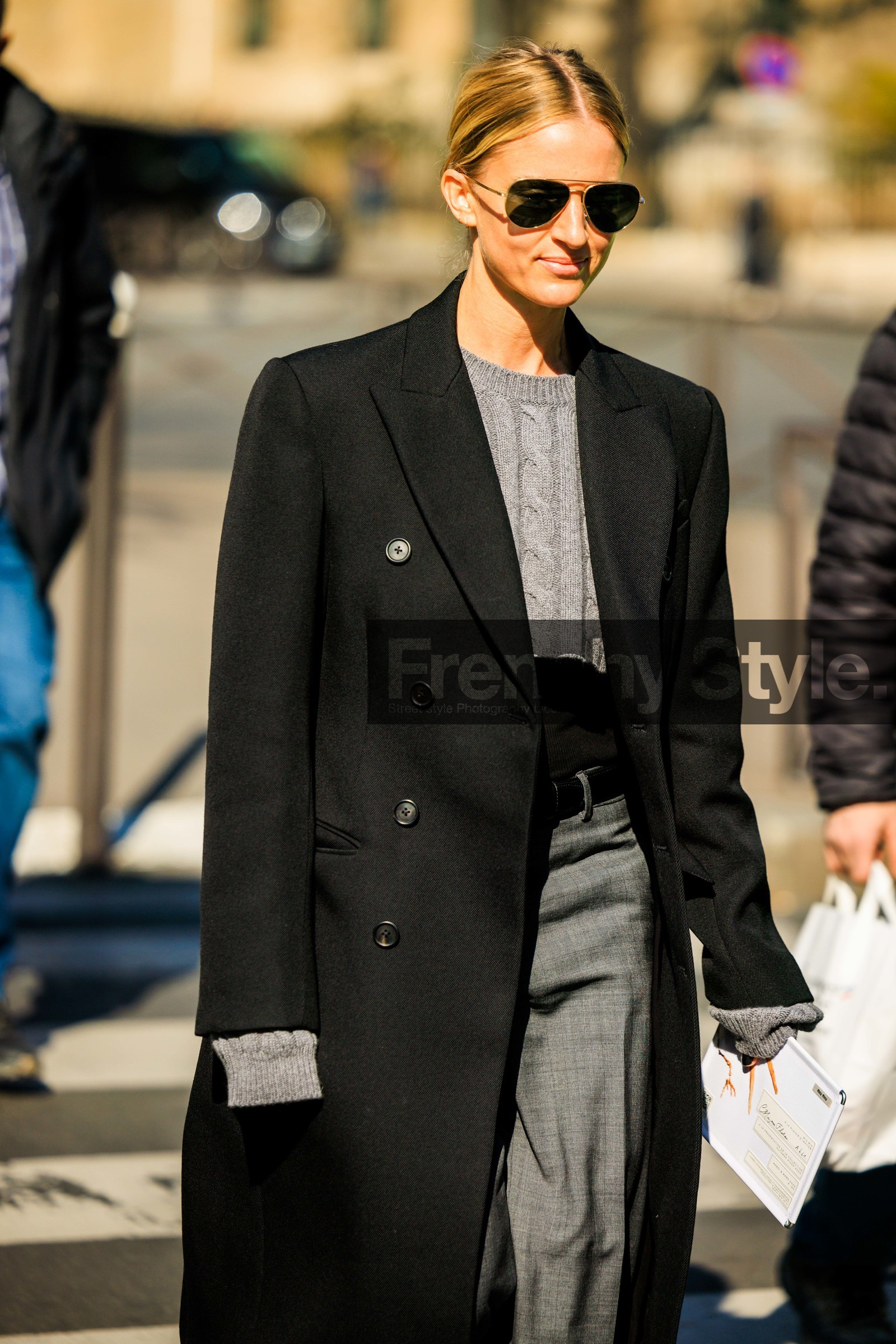 black sunglasses, pilot glasses, black trench, grey top, knitted top, black belt, grey pants, FW 22-23, FALL WINTER 2022_2023, AUTUMN WINTER 2022-2023, fashion week, frenchystyle, FW, jonathan paciullo, street style, PFW, PARIS, vertical, detail
