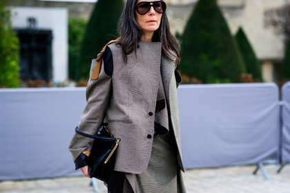 atmosphere details, AUTUMN WINTER 2017-2018, AW 17-18, black bag, detail, FALL WINTER 2017-2018, fashion week, frenchystyle, FW, FW 17-18, graphic jacket, grey jacket, horizontal, jonathan paciullo, leather bag, PARIS, PFW, street style, sunglasses, Véronique Tristram