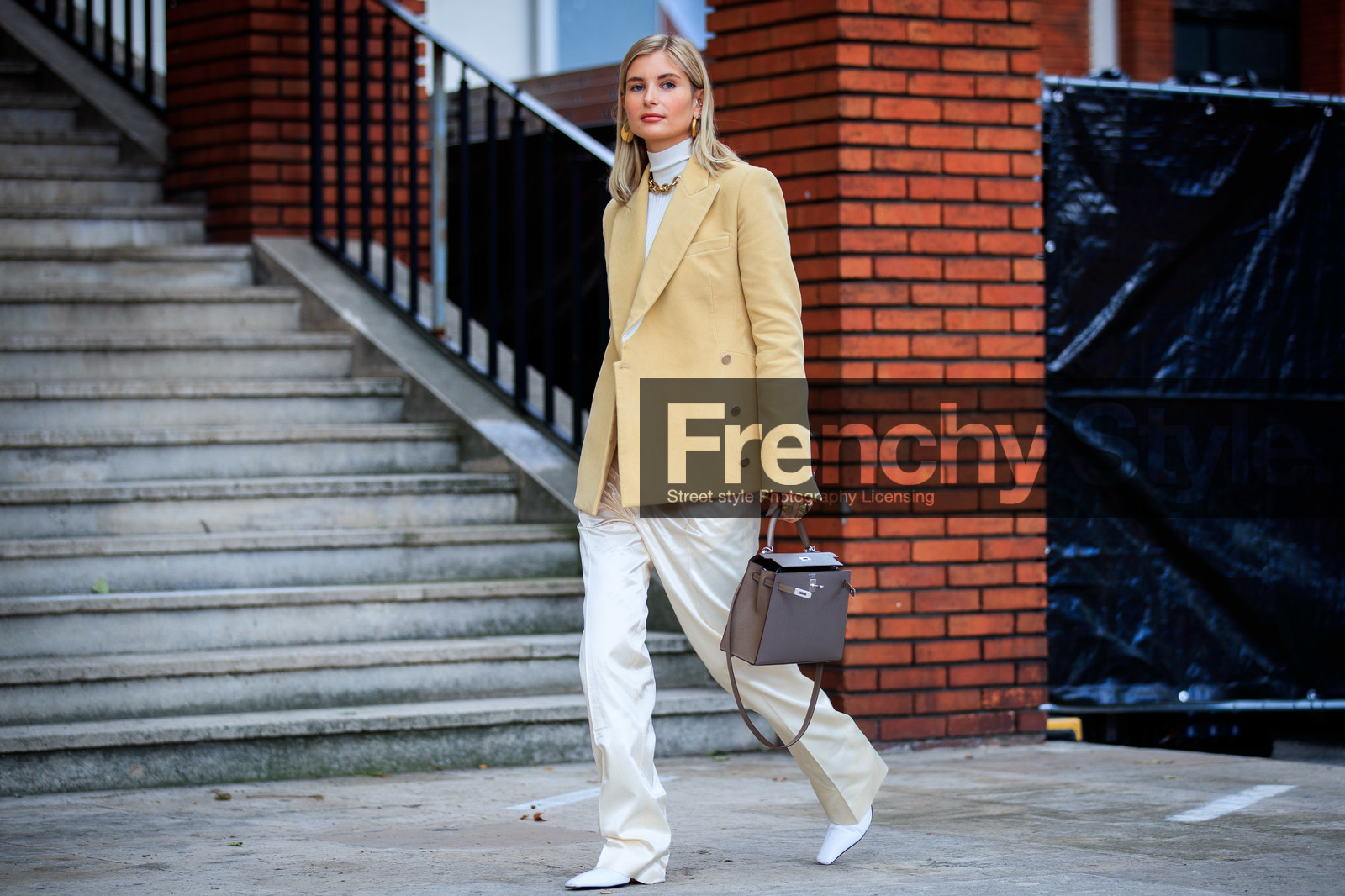 xenia adonts, light yellow jacket, beige jacket, white pullover, white pants, satin pants, turtleneck pullover, loose pants, hermes jacket, golden necklace, golden earrings, golden ring, multi earrings, big chain necklace, brown leather bag, hermes bag, kelly hermes bag, hoop earrings, mini hoop earrings, diamond earrings, white total look, beige total look, PARIS, PFW, fashion week, frenchystyle, FW, jonathan paciullo, street style, SPRING SUMMER 2021, SS 21, horizontal, atmosphere details, full length