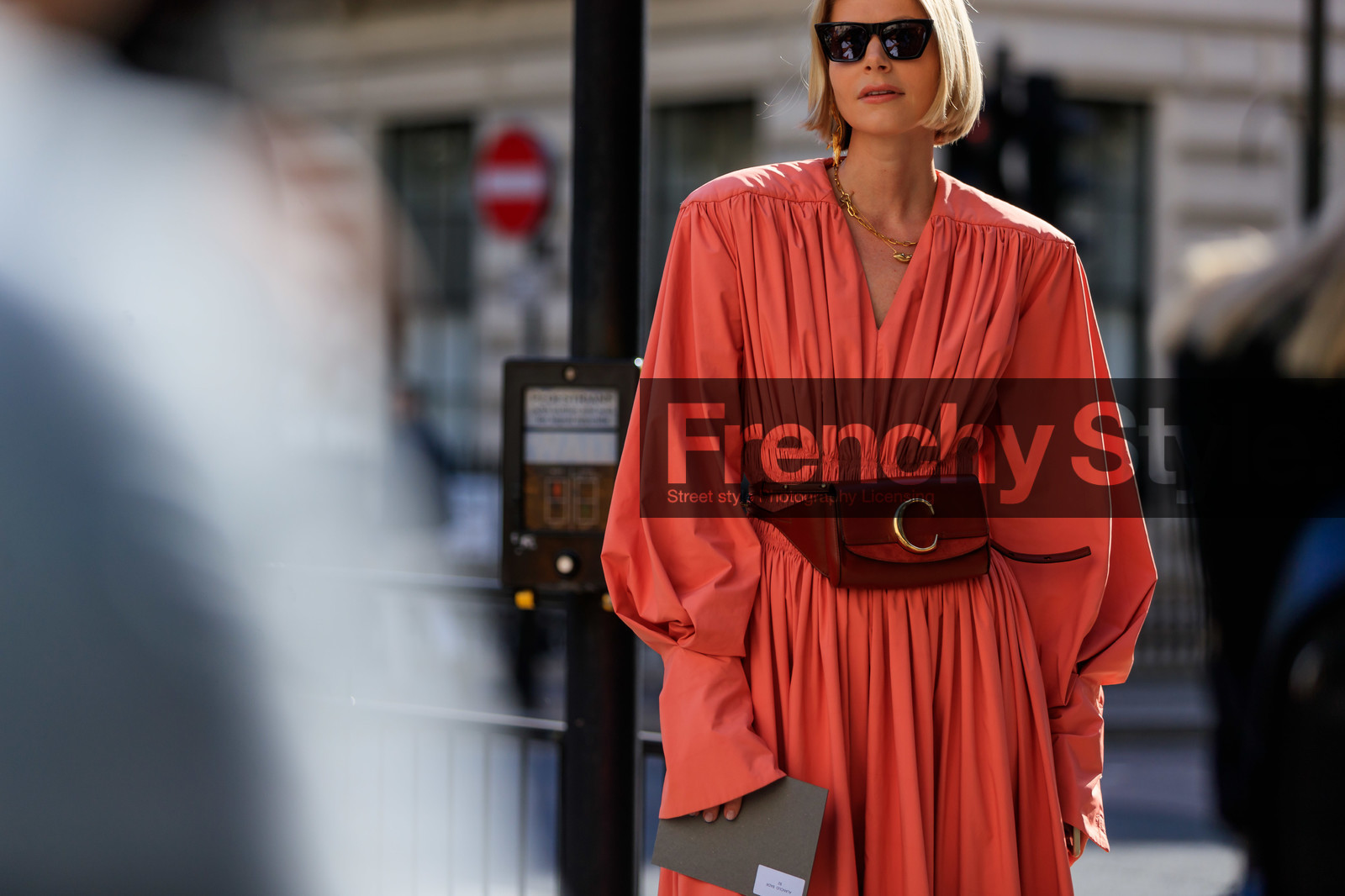 chloe bag, red leather bag, belt bag, salmon dress, pleated dress, balloon sleeves, long sleeves dress, black sunglasses, butterfly sunglasses, drape dress, oversize sleeves, fashion week, frenchystyle, FW, jonathan paciullo, street style, atmosphere details, horizontal, detail