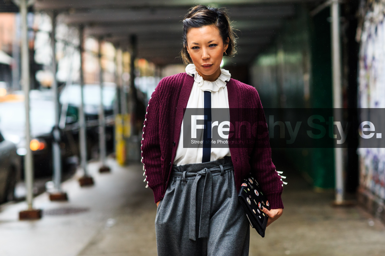 atmosphere details, AUTUMN WINTER 2016-2017, AW 16-17, black clutch, bordeaux, detail, embroidered bag, fashion week, frenchystyle, FW, FW 16-17, grey pants, high waist, horizontal, jonathan paciullo, NEW YORK, NYFW, sequined bag, street style, trousers, white collar, white shirt, wide pants, woman