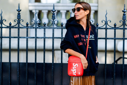 atmosphere details, black sweater, brown skirt, detail, fashion week, frenchystyle, FW, graphic bag, hoodie, horizontal, jonathan paciullo, leather bag, leather skirt, louis vuitton, PARIS, PFW, pleated skirt, printed bag, printed sweater, red bag, SPRING SUMMER 2018, SS 18, street style, sunglasses, supreme
