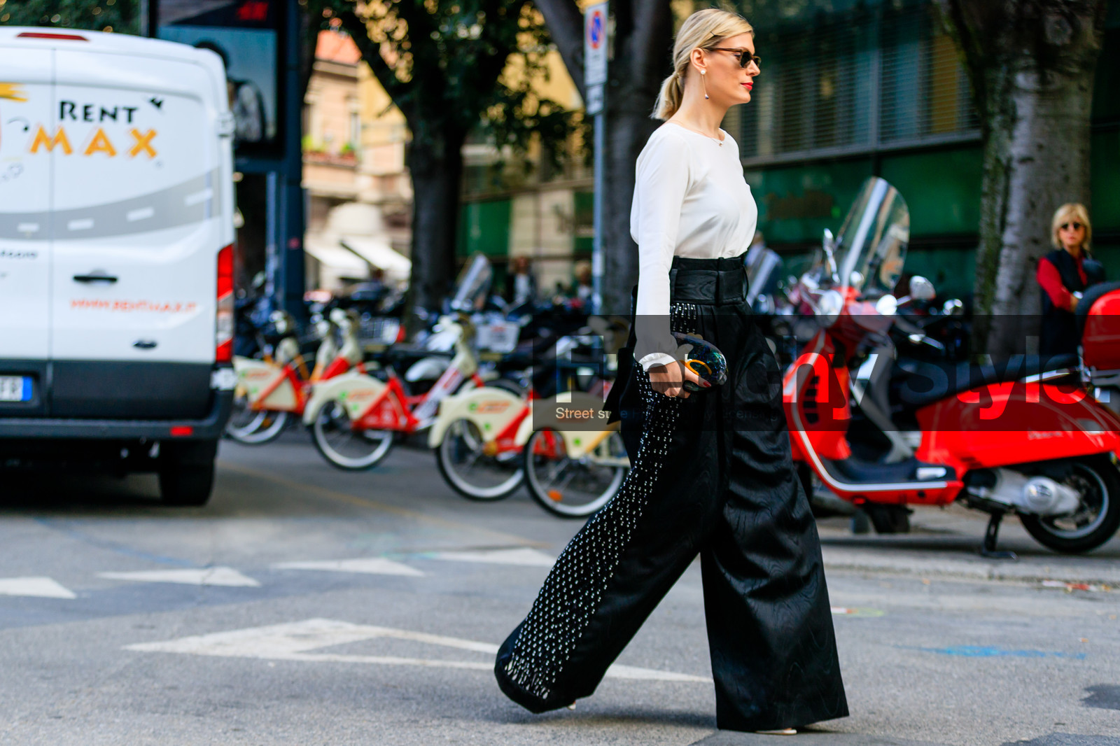 atmosphere details, black pants, fashion week, frenchystyle, full length, FW, horizontal, jonathan paciullo, leather bag, MFW, MILAN, SPRING SUMMER 2017, SS 17, street style, trousers, white top, wide pants