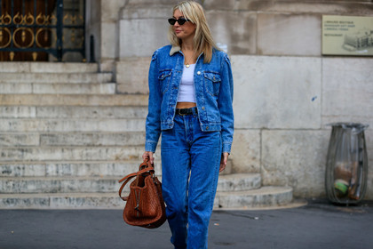 camille charriere, denim, denim jacket, denim total look, fur collar jacket, blue jacket, blue jeans, white t-shirt, white top, cropped top, belted pants, brown leather bag, big bag, loewe bag, plaited leather bag, plaited bag, hand bag, PARIS, PFW, SPRING SUMMER 2020, SS 20, fashion week, frenchystyle, FW, jonathan paciullo, street style, horizontal, atmosphere details, detail