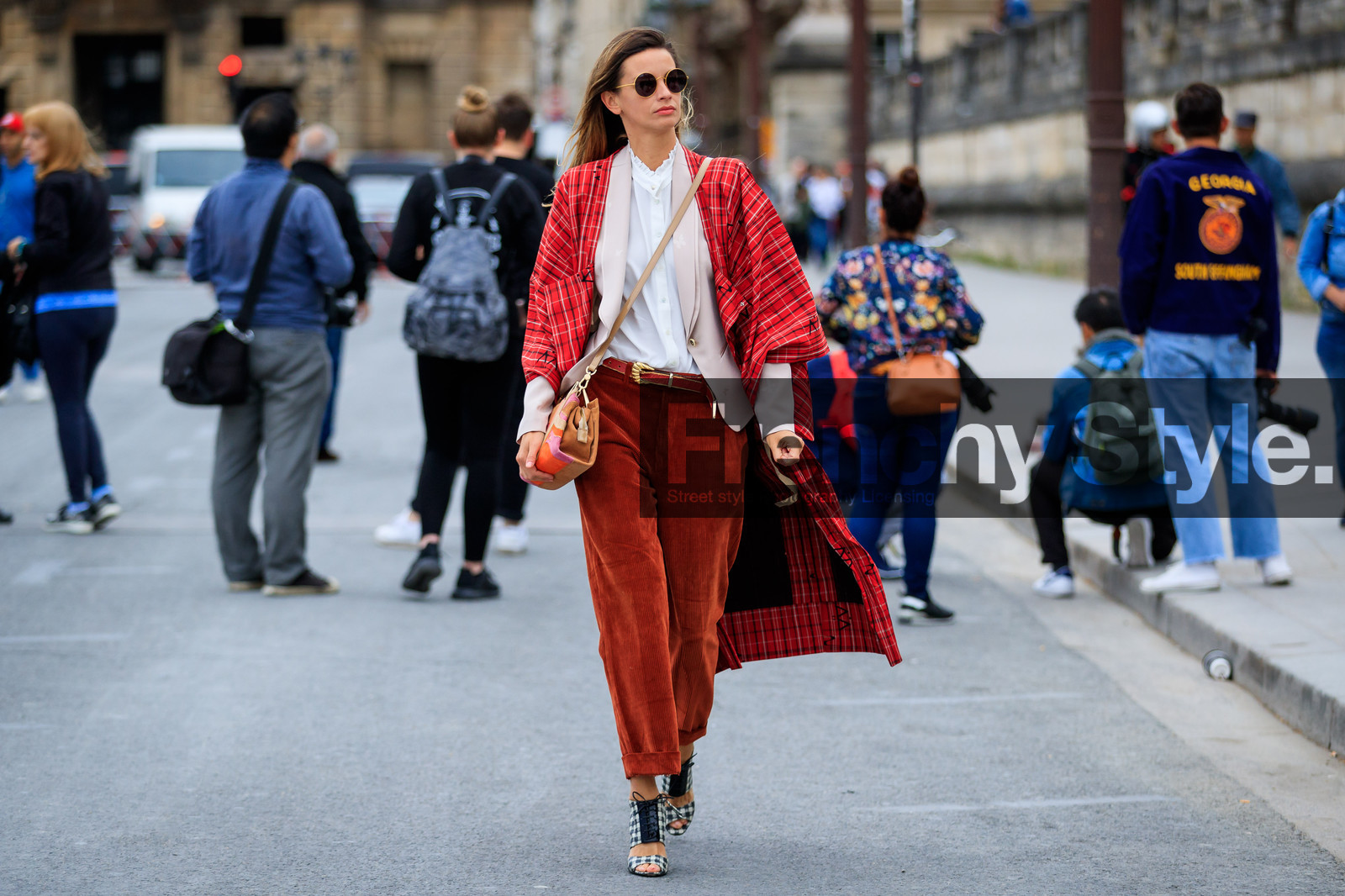 atmosphere details, black and white shoes, blazer, Clara Racz, corduroy, fashion week, frenchystyle, full length, FW, graphic bag, high heels, horizontal, jonathan paciullo, leather bag, leather belt, leather shoes, PARIS, PFW, pink jacket, printed bag, red bag, red belt, red jacket, red pants, SPRING SUMMER 2017, SS 17, street style, sunglasses, trousers, velvet, white shirt