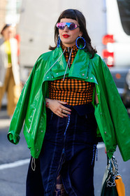 future shape sunglasses, rainbow sunglasses, hoop earrings, plastic earrings, blue earrings, green jacket, waterproof jacket, loewe jacket, polish jacket, checked top, black and orange top, zipped top, zipped skirt, navy blue skirt, technical fabric skirt, chain strap bag, silvered chain strap bag, fashion week, frenchystyle, FW, jonathan paciullo, street style, vertical, detail, atmosphere details